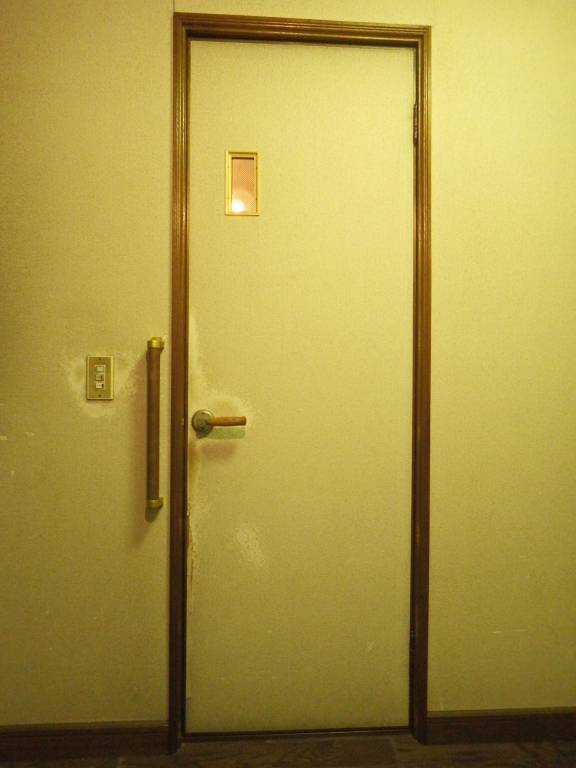 施工前　ドア　（廊下から撮影）
