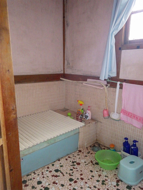 土壁とタイルの浴室